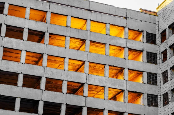 Edifício Concreto Velho Inacabado Abandonado Raios Luz Através Das Janelas — Fotografia de Stock