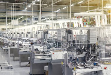 Üretim makineleri sanayi kuruluş, otomotiv endüstrisi için kabloları üretimi, yüklü. Modern ekipman.