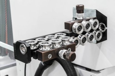 Endüstriyel ekipman elektrik kablolarının üretimi için metal Kılavuzu silindirler. Kablo kesme makinesi.