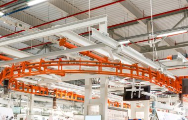 Konveyör parçalar endüstriyel işletmelere için. Modern ekipman elektrik telleri sarma için. İstihdam, iş yerinde bitki.