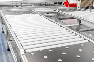 Tablo taşıma kutuları endüstriyel bir tesisi için metal silindirler ile. Üretim işletmeleri