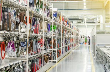 Raflar üzerinde modern endüstriyel tesis askıya otomotiv sektörü için elektrik telleri bobinleri.
