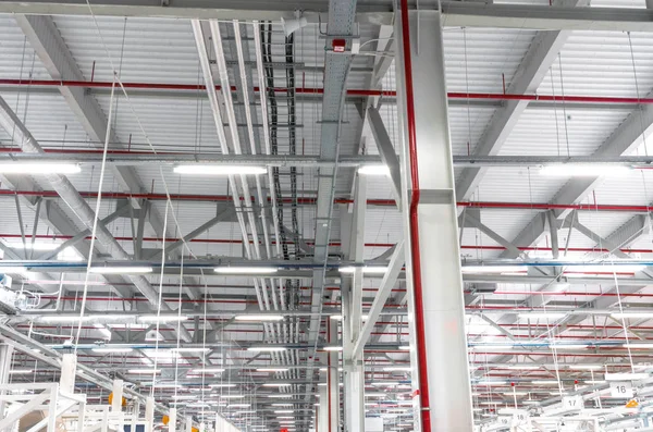 Endüstriyel kuruluş, fabrika askıya alınmış floresan lambalar ile metal tavan. Modern üretim organizasyonu.