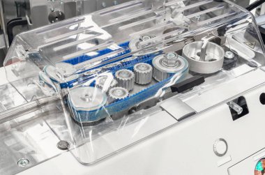 Otomotiv endüstrisi için elektrik tesisatı imalatı için endüstriyel modern ekipman parçası. Kablolar, tüpler, dişliler, şeffaf plastik koruyucu kapak.
