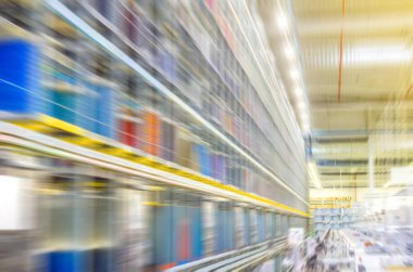 Endüstriyel bir tesisi büyük raflarda renkli elektrik telleri ile büyük bobinleri. Arabalar için elektrik tesisatı imalatı. Sektöründe istihdam