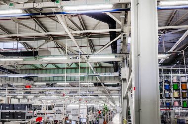 büyük endüstriyel atölye, ışıklı lambaları tavan altında iç satır askıya aldı. Çalışma ortamı.