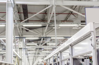 büyük endüstriyel atölye, ışıklı lambaları tavan altında iç satır askıya aldı. Çalışma ortamı.