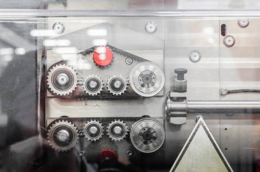 Dişliler ve kauçuk kasnaklar, endüstriyel ekipman, makine aleti. İş girişim