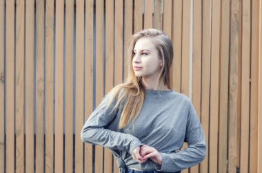 Kahverengi panoları çit arka plan üzerinde sevimli bir romantik kız portresi. Gençlik Kültür. Gençler için moda. Enerjik iddialı kız.