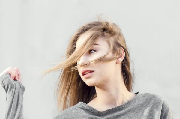 Retrato Una Atractiva Joven Rubia Revoloteando Viento Sobre Fondo Claro — Foto de Stock