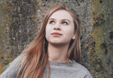 Arka plan ağaç üzerinde hoş bir romantik kız portresi. Ararken. Gençlik Kültür. Gençler için moda. Enerjik iddialı kız.