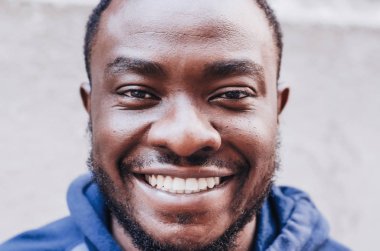 Siyah adam. Yakın çekim yüz portre. Afro-Amerikan neşeli gülümseyen adam. Irk eşitliği, fotojenik, yüzünde sevinç