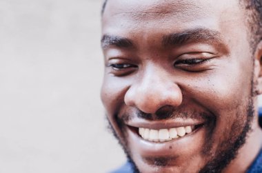 Siyah adam. Yakın çekim yüz portre. Afro-Amerikan neşeli gülümseyen adam. Irk eşitliği, fotojenik, yüzünde sevinç
