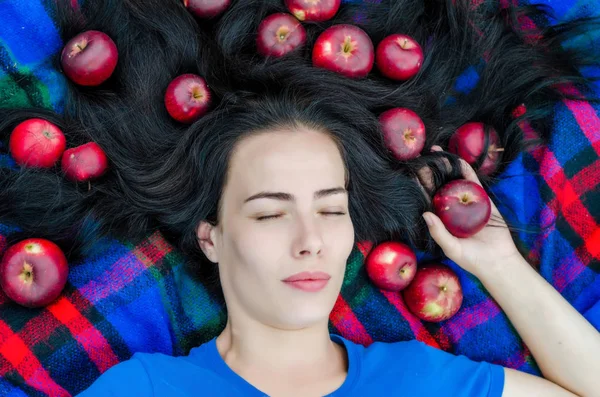 Chica Alegre Acostado Naturaleza Una Alfombra Cuadros Con Manzanas Rojas — Foto de Stock