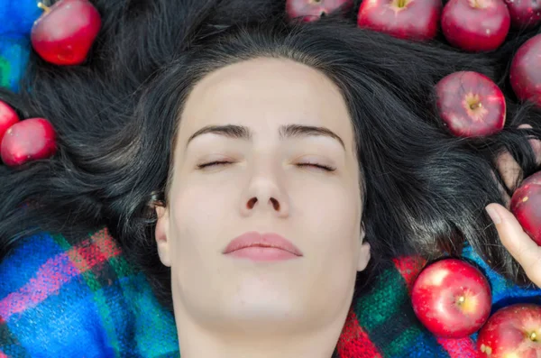 Chica Alegre Acostado Naturaleza Una Alfombra Cuadros Con Manzanas Rojas — Foto de Stock