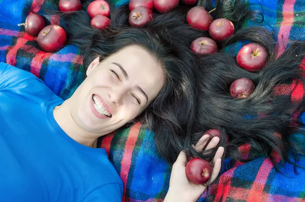 Chica Alegre Acostado Naturaleza Una Alfombra Cuadros Con Manzanas Rojas — Foto de Stock