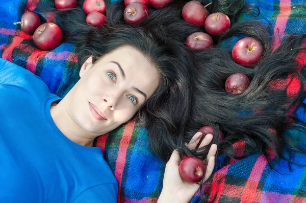 Chica Alegre Acostado Naturaleza Una Alfombra Cuadros Con Manzanas Rojas — Foto de Stock