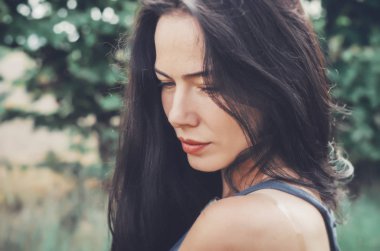 Yakın çekim portre çekici doğal zemin üzerine esmer kadın. Cinsellik. Kadın sağlığı.