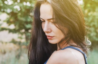 Yakın çekim portre çekici doğal zemin üzerine esmer kadın. Cinsellik. Kadın sağlığı.