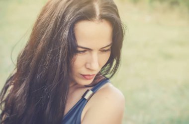 Yakın çekim portre çekici doğal zemin üzerine esmer kadın. Cinsellik. Kadın sağlığı.