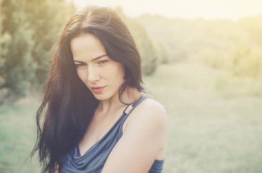 Yakın çekim portre çekici doğal zemin üzerine esmer kadın. Cinsellik. Kadın sağlığı.