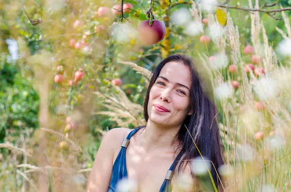 Femme Dans Une Robe Été Légère Est Assis Dans Herbe — Photo