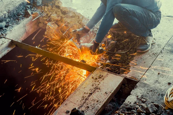 钢筋混凝土中的金属钢筋切割 与金属摩擦的火花 拆卸工作 圆电锯 — 图库照片