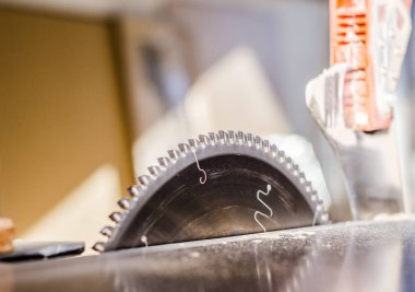 Daire testere marangozluk dükkanda. Makine kesme ahşap, mobilya plakaları için. Üretim kapasitesi. İstihdam, iş arama.