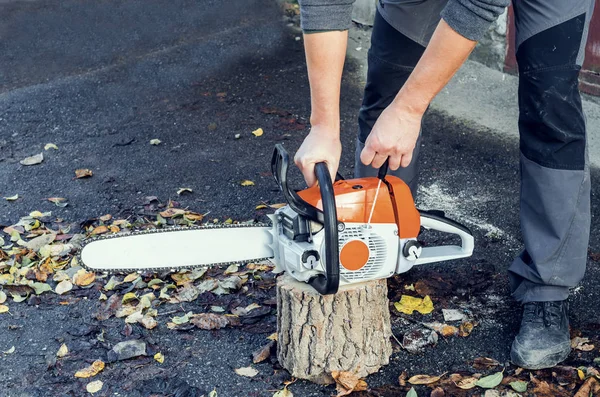 Ręka Mężczyzny Zaczyna Się Chainsaw Starter Podwórku — Zdjęcie stockowe