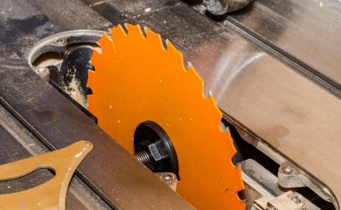 Turuncu daire testere doğrama Atölyesi