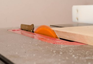 Turuncu daire testere doğrama Atölyesi