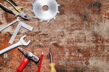 Duygusuzca kompozisyon marangozluk aletleri eski Yönetim Kurulu, çekiç, pense, daire testere.