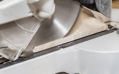 Marangozluk makineyle daire testere, adam Yönetim Kurulu keser. İş süreci, istihdam, iş arama, Atılgan, ahşap ürünleri imalatı