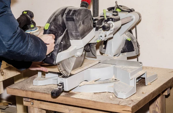 乔纳的机器用圆锯 人削减板 工作流程 木制品制造 — 图库照片