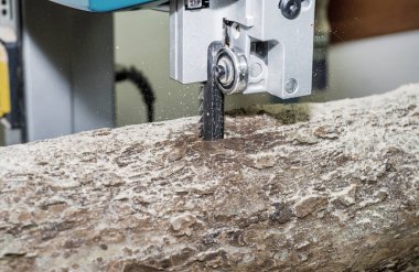 Bir günlük şerit testere kullanarak panoları kesme. Sanayi. Ham Ahşap ahşap el sanatları. Fabrikada çalışmak.