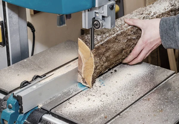 Trabajador Taller Carpintería Corta Tronco Tablas Usando Sierra Cinta Carpintería —  Fotos de Stock