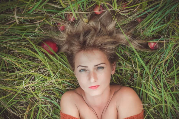 Femme Posée Sur Herbe Verte Avec Des Cheveux Lâches Avec — Photo