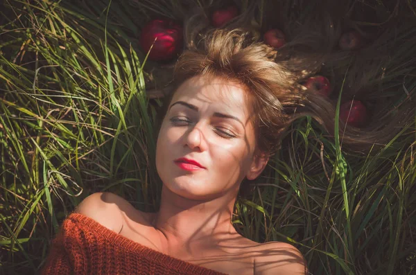 Mujer Tendida Sobre Hierba Verde Con Pelo Suelto Con Manzanas — Foto de Stock