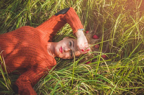 Femme Posée Sur Herbe Verte Avec Des Cheveux Lâches Avec — Photo