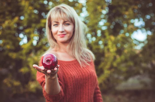 Ξανθιά Γυναίκα Κατέχει Μεγάλο Κόκκινο Μήλο Στο Χέρι Εύα Στυλ — Φωτογραφία Αρχείου