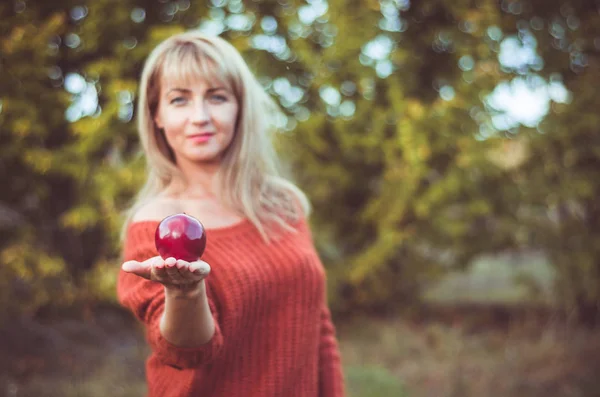 Mujer Rubia Sostiene Una Gran Manzana Roja Mano Estilo Eva — Foto de Stock