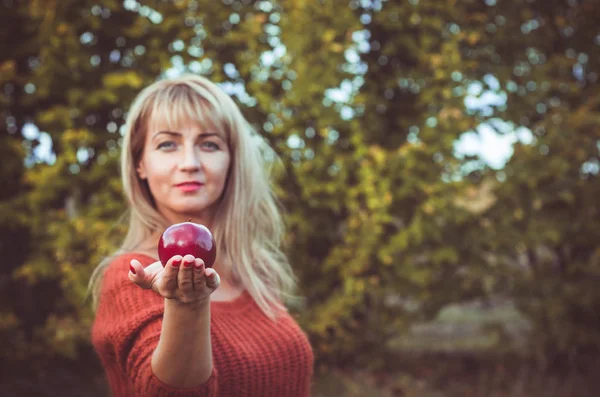 Mujer Rubia Sostiene Una Gran Manzana Roja Mano Estilo Eva — Foto de Stock