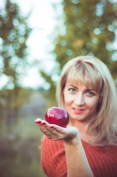 Femme Blonde Tient Une Grosse Pomme Rouge Dans Main Style — Photo