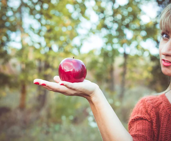 Mujer Rubia Sostiene Una Gran Manzana Roja Mano Estilo Eva — Foto de Stock