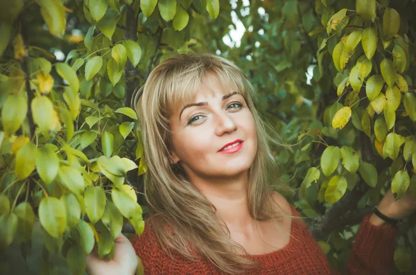 Жінка Блондинка Серед Зеленого Листя Дерев Саду Кінець Літа — стокове фото