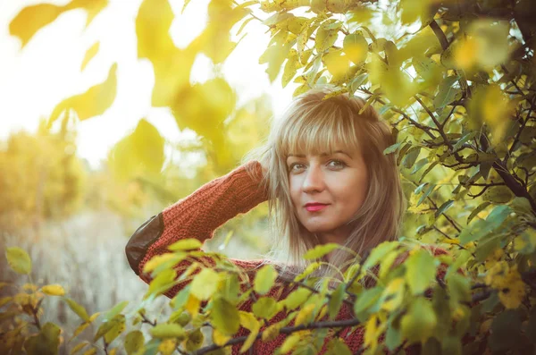 Mulher Loira Entre Folhas Verdes Árvores Jardim Fim Verão — Fotografia de Stock