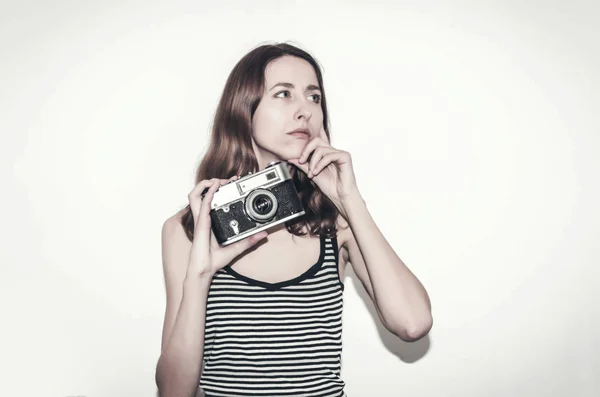 Linda Chica Con Una Camiseta Rayas Con Cámara Vintage Sus — Foto de Stock