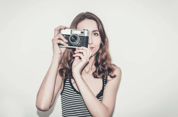 Bella Ragazza Una Shirt Righe Con Fotocamera Vintage Mano Fotografare — Foto Stock