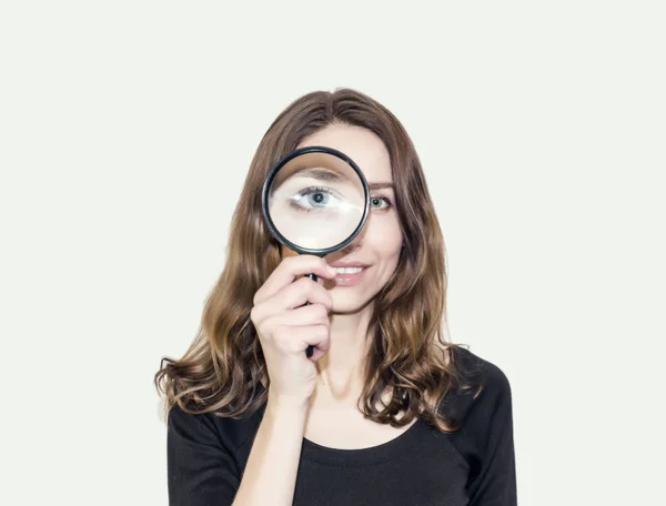 Ragazza Carina Con Capelli Lunghi Guarda Occhio Attraverso Lente Ingrandimento — Foto Stock