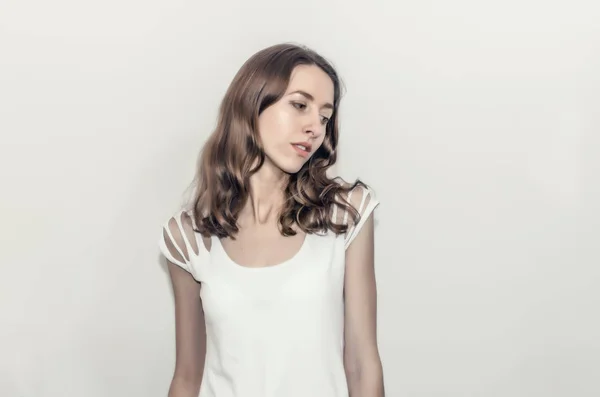Chica Atractiva Una Camiseta Blanca Con Pelo Rizado —  Fotos de Stock